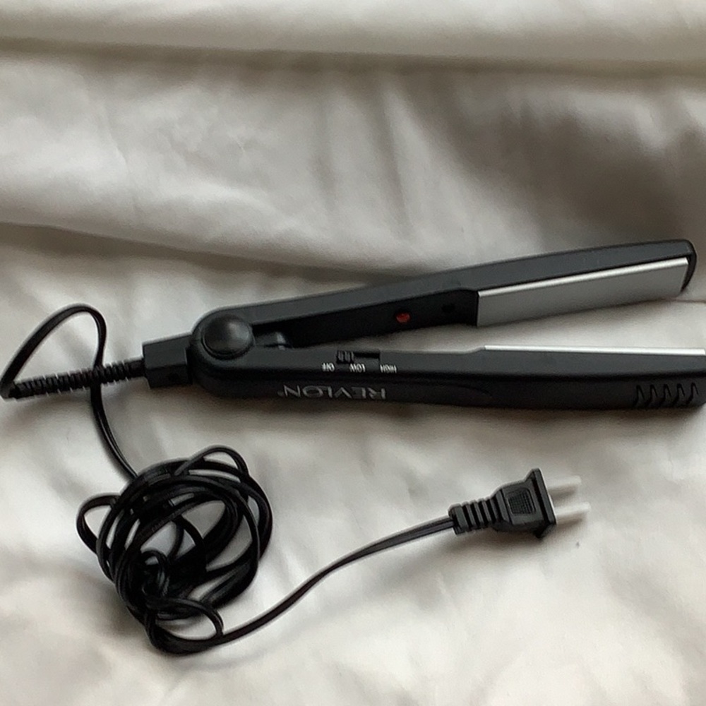 Revlon Flat Iron Straight Iron NEW WITHOUT BOX